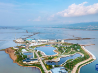 盐湖“变身” 山明水秀