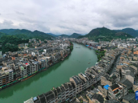 镇远古城：青山绿水独竹漂