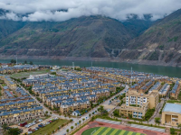 云南巧家：移民群众家门口就业

