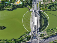 盛夏湖城入画来
