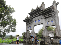 夏日乡村美景引游人
