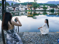 夏日乡村美景引游人
