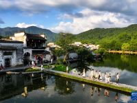 夏日乡村美景引游人
