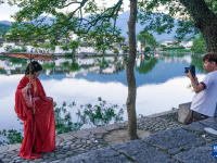 夏日乡村美景引游人
