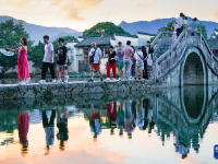 夏日乡村美景引游人
