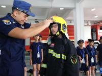 福建厦门：消防队里学技能
