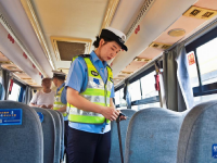检查校车迎开学
