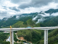 云南砚山：那绍特大桥左幅顺利合龙
