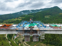 云南砚山：那绍特大桥左幅顺利合龙
