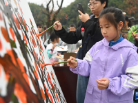 浙江余姚：古村柿红人气旺
