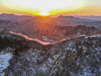 长城雪景如画

