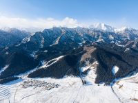 祁连山麓冬景如画
