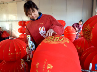 河北：制作灯笼迎春节

