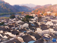 朝霞泼墨处 白墙黛瓦间
