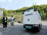 浙江湖州：智能无人物流车上路测试
