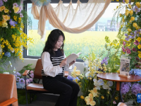 浙江桐庐：油菜花开引客来
