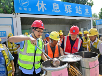 山东青岛：夏日工地“送清凉”
