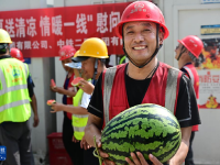 山东青岛：夏日工地“送清凉”
