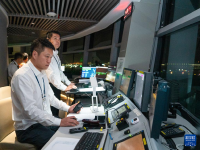 深圳机场三跑道试飞成功
