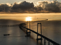 伶仃长虹沐晨曦
