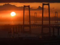 伶仃长虹沐晨曦
