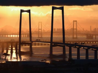 伶仃长虹沐晨曦
