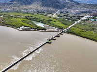 西藏山南萨热路跨江大桥完成箱梁架设
