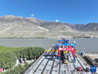西藏山南萨热路跨江大桥完成箱梁架设
