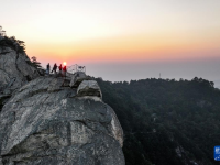 湖北龟峰山：奇峰迎旭日

