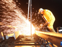 甘肃：铁路集中修施工雨中开启
