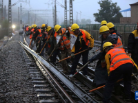 甘肃：铁路集中修施工雨中开启
