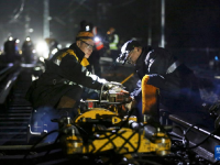 甘肃：铁路集中修施工雨中开启
