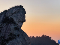 湖北龟峰山：奇峰迎旭日

