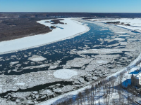 黑龙江现“跑冰排”壮景
