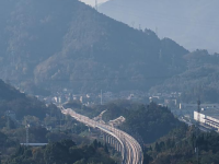 浙江：杭衢高铁开始试运行
