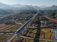 浙江：杭衢高铁开始试运行
