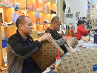 广西宾阳：壮锦产业促就业
