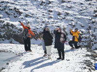 青海门源：冬日雪山旅游热
