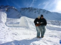 青海门源：冬日雪山旅游热
