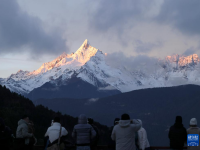 云南梅里雪山“日照金山”
