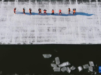 哈尔滨：采冰江上
