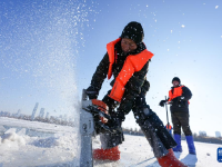 哈尔滨：采冰江上
