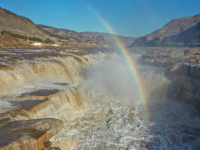 黄河壶口瀑布出现“双彩虹”
