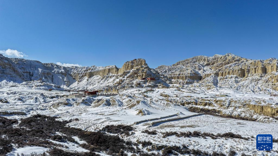 西藏札达：雪后古格王国遗址美如画
