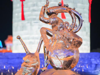 璀璨冰雕闪耀哈尔滨冰雪大世界
