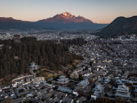 丽江古城游客渐多
