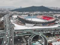 山东济南迎来今年首场降雪
