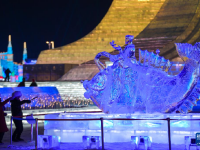 璀璨冰雕闪耀哈尔滨冰雪大世界
