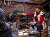 丽江古城游客渐多
