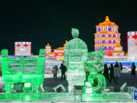 璀璨冰雕闪耀哈尔滨冰雪大世界
